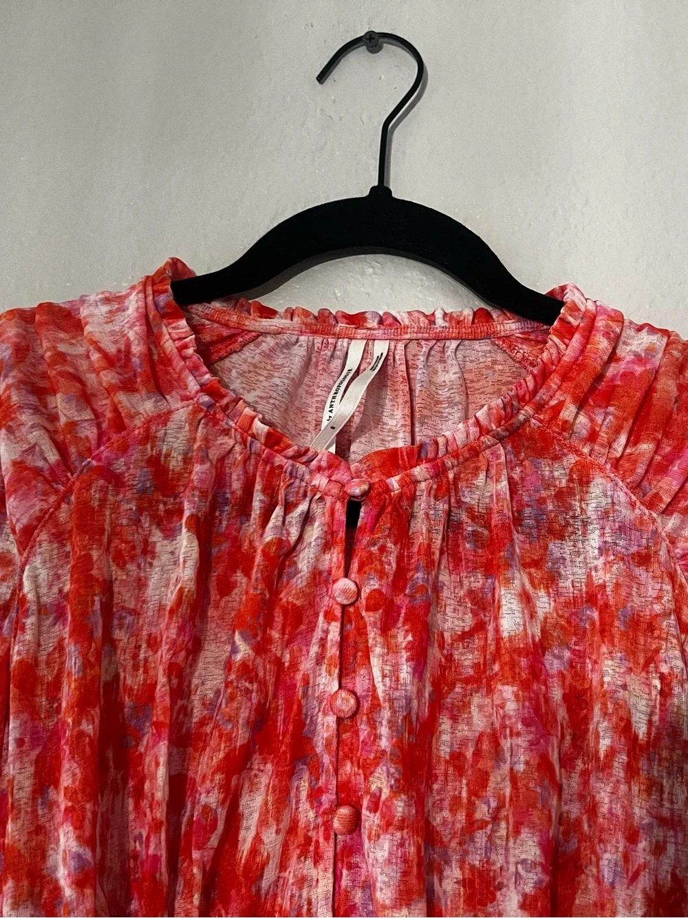 Anthropologie women’s Red-Orange Printed Ruffled Button-Front Top. Preowned